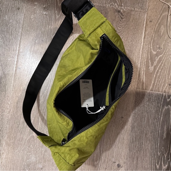 baggu medium crescent in avocado - Picture 3 of 3